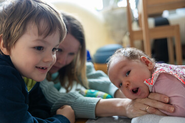 Gemeinsames Kennenlernen nach der Geburt