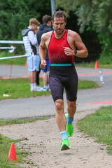 Triathlet beim Laufen im Wettkampf
