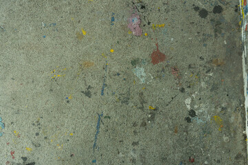 汚れた壁、スプレーで落書きされたコンクリートの壁、飛び散ったペンキ、吹き付けられたスプレー