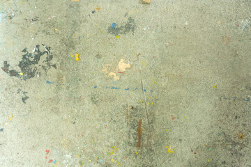 汚れた壁、スプレーで落書きされたコンクリートの壁、飛び散ったペンキ、吹き付けられたスプレー