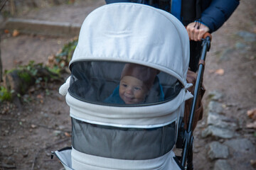 Baby entdeckt die Bauchlage und damit die Welt