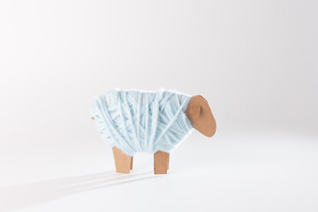 Sheep cut-out wrapped in yarn for woolly look. Creative DIY project for kids, perfect for crafting, art lessons, and fun educational activities with simple materials and unique designs,