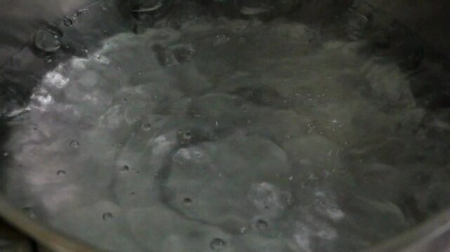 The water is boiling in the pot to make food