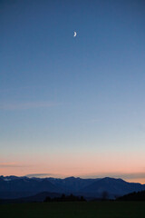 Mond über Sonnenuntergang, Abendstimmung bei den Bergen