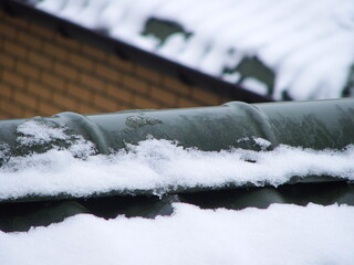 Śnieg na dachu © tomo81