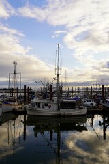 Un barco en un pueblo abandonado en un puerto. 