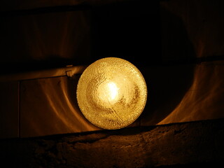 Lampa w piwnicy