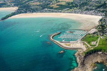 vue aérienne de la marina en France à Cancale