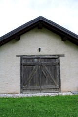 Facciata rurale con tetto a capanna e vecchia porta di legno rustica