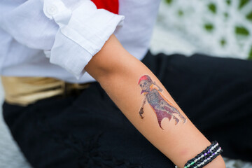 tatouage de pirate sur le bras d'un enfant