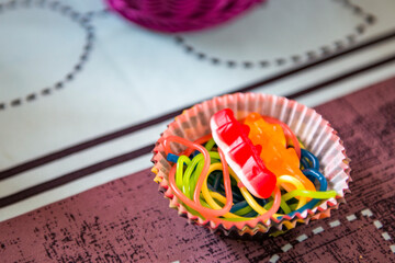 des bonbons sur la table