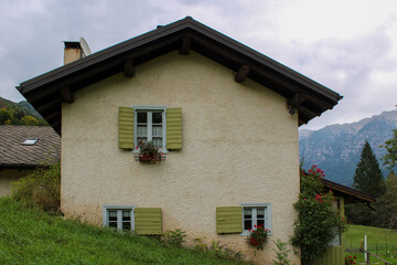 Casa di montagna rustica in Val di Sella con prato verde bosco e cielo