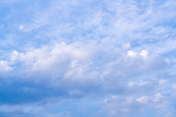 青空に浮かぶ白い雲