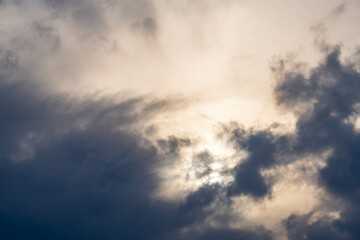 雲の隙間から差し込む太陽