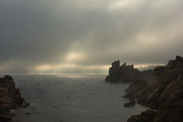 Magnifique vue sur la côte de granit rose au lever du jour - Bretagne France