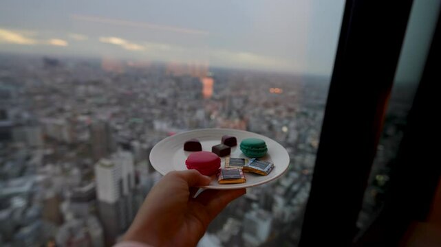 Postres gourmet con vista panor&aacute;mica de la ciudad desde un hotel de lujo