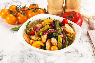 Gourmet salad with prawn and asparagus