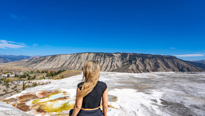 Mujer contemplando el paisaje montañoso en Mammoth Hot Springs, Yellowstone