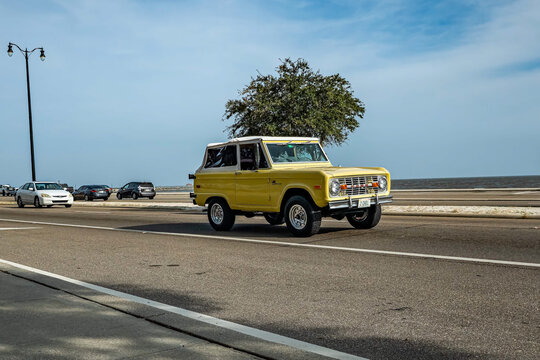 Customized 1971 Ford Bronco SUV