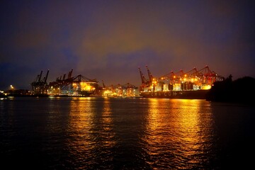 Panorama mit Sonnenuntergang am Hafen in der Hansestadt Hamburg