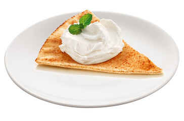 prato com fatia de pão com coalhada seca acompanhada de folha de hortelã isolado em fundo transparente