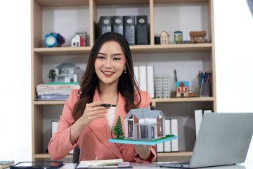A home sales representative who is recommending a home to customers online with a home demo.