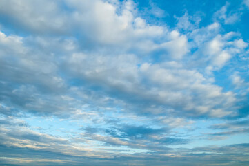 Obraz premium Dramatic evening blue cloudy sky background, picturesque sweeping cloudy sky landscape, panoramic sky scene with dramatic clouds
