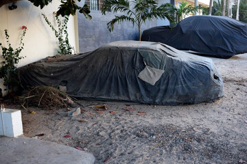 une voiture sous une bâche d protection dans la ville de Dakar au Sénégal en Afrique de l'Ouest