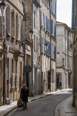 rue ancienne à Avignon avec silhouette d'une femme
