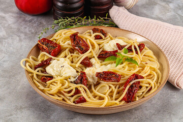 Italian spaghetti with stracciatella and tomato