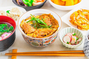 夕食のカツ丼
