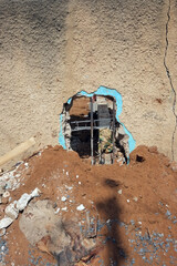 Un trou dans un mur pendant des travaux pour la construction dans la ville de Dakar au Sénégal en...