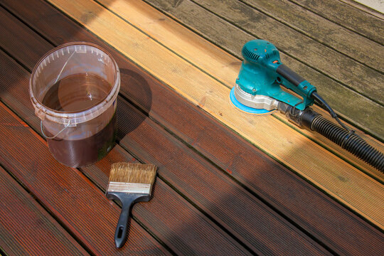Old wood renewal, wood stainer with brush after sanding with power tool
