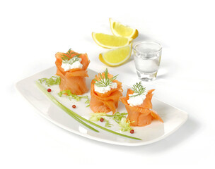 Łosoś wędzony zawijany z dodatkiem sosu, cytryny i świeżych ziół © Jolaya