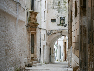 Callejón situado en la ciuda de Ostuni en Puglia al sur de Italia