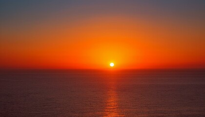 멀리 수평선 위로 떠오르는 선명한 일출, 붉고 따뜻한 색감의 태양