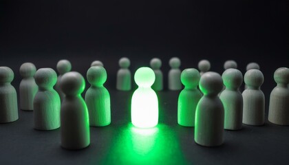 검은 배경 위에서 흐릿한 회색 인물들 사이에 한 인물이 녹색 빛으로 강렬하게 빛나며 중심에 자리 잡는다