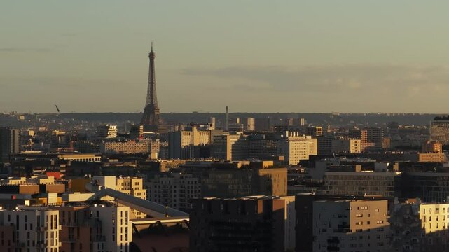 Vue a&eacute;rienne de Paris, France captur&eacute;e par drone, mettant en sc&egrave;ne la Tour Eiffel en arri&egrave;re-plan qui est un monument historique majeur, entour&eacute;e d'immeubles et d'un panorama urbain unique.
