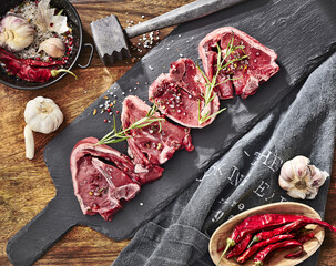 Kotlety jagnięce z kostką na kamiennej desce © Jolaya