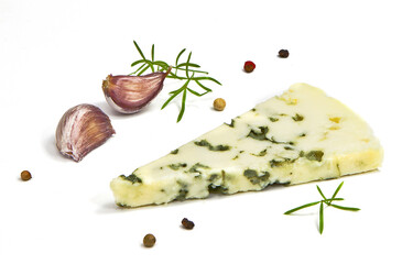 Ser roquefort z czosnkiem i przyprawami na białym tle © Jolaya