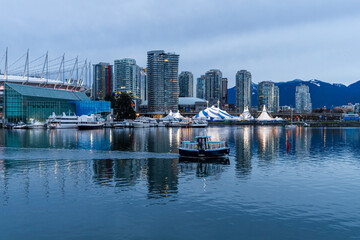 Obraz premium Scenic View of Downtown Vancouver with Boats in False Creek