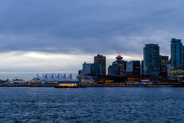 Naklejka premium Twilight View of Downtown Vancouver Skyline and Waterfront