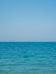 Obraz premium Landscape beautiful summer vertical horizon look view point shore open sea beach cloud clean and blue sky background calm nature ocean wave water nobody travel at thailand chonburi sun day time