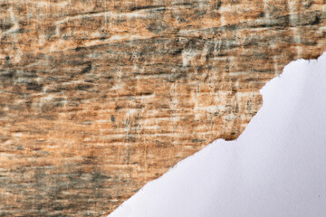 fondo texturado café y gris con un trozo de papel blanco