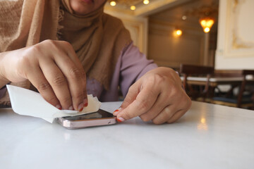  cleaning mobile phone display for preventing virus 