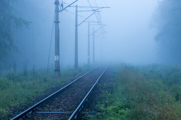 Tory kolejowe we mgle © © Jakacki