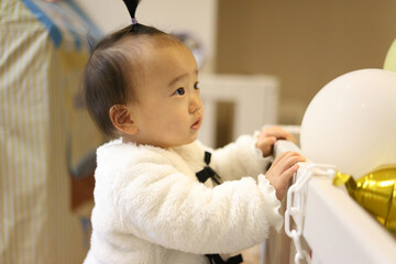 Fototapeta premium 掴まり立ちする赤ちゃん