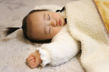眠る女の子