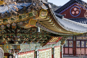 Obraz premium Wind chime under the eaves of Haeinsa Temple, a traditional temple in Hapcheon, Korea