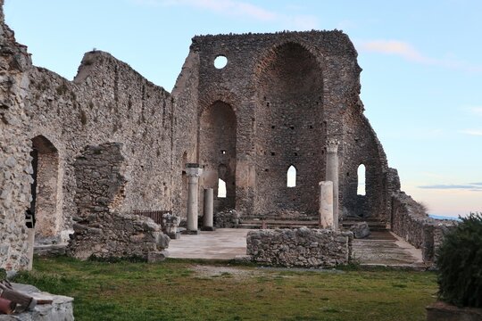 Pontone - Ruderi della basilica di Sant'Eustachio dall'entrata